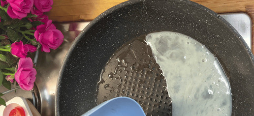 1. Этап. Яичница в форме цветка: Налейте растительное масло в сковороду и добавьте белки.