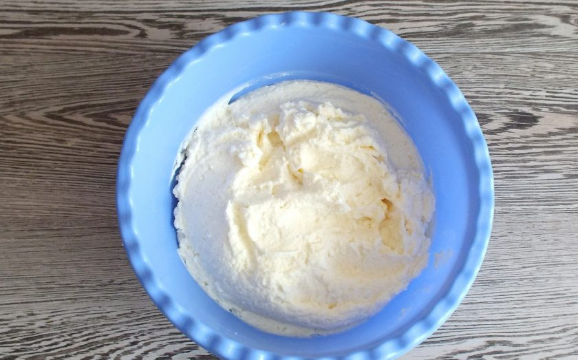 1. Этап. Ленивая ватрушка с творогом: Пробейте погружным блендером до однородного состояния.