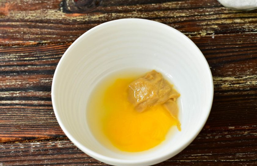 1. Этап. Лимонный соус к рыбе: В миске соедините горчицу, воду и яйцо. Перемешайте.