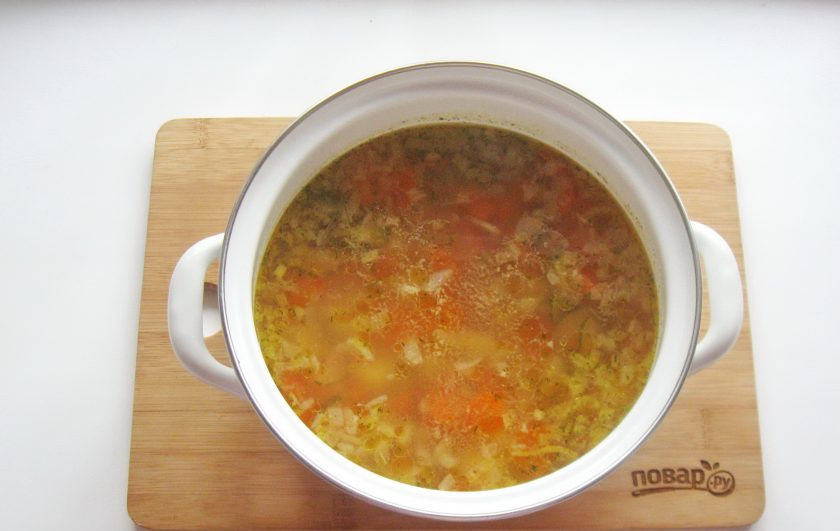 1. Этап. Рассольник с помидорами: Когда овощи и рис будут готовы, добавьте в кастрюлю соленый огурец и помидоры. Посолите и поперчите по вкусу. Варите суп еще 10 минут и выключайте.