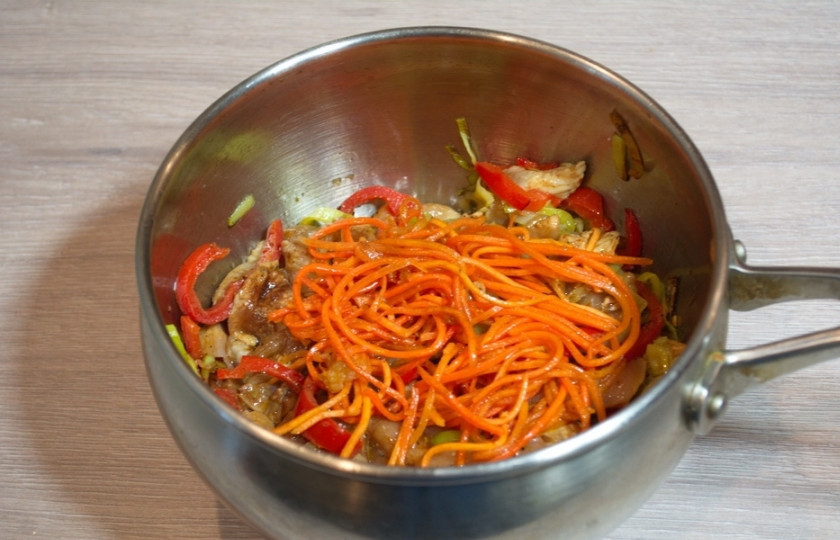 1. Этап. Азиатский куриный суп: Морковь нарежьте произвольно (я придерживаюсь нарезки соломкой) и добавьте к остальным продуктам. Обжарьте все вместе.