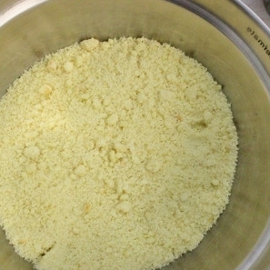 1. Этап. Пирожные Персики: 8. Если добавляете ром, то сделайте это сейчас. Затем в отдельной миске руками разомните сердцевинки, вырезанные из пирожных. Должна получиться крошка.