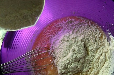 1. Этап. Капкейки на день рождения ребенка: 4. Муку заранее просеиваем и понемногу добавляем к яйцам и маслу, вымешиваем все венчиком.