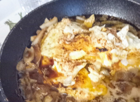 1. Этап. Яйца по-малазийски: Перемешать со сладким соевым соусом (Kecap manis), перцем, соевым соусом и водой. Варить до появления пузырьков на поверхности соуса. Это у вас займет примерно минуту. Вернуть отложенные яйца в сковороду. Готовить ещё три минуты.