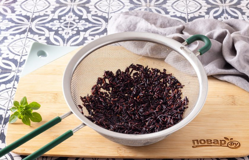 1. Этап. Дикий рис в кокосовом соусе: Промойте дикий рис в воде и откиньте на сито.