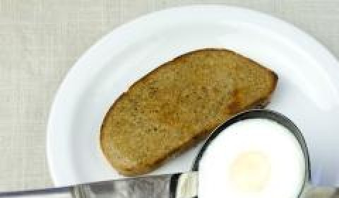 1. Этап. Яйца-пашот с тостами: Когда яйцо будет готово (станет абсолютно белым и затвердеет). Яйцо выложить на тосты при помощи столового ножа.