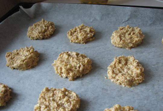 1. Этап. Печенье из овсяных хлопьев: Застилаем противень бумагой для выпечки и слегка смазываем ее растительным маслом. Тесто еще раз хорошо перемешиваем и выкладываем на противень ложкой. При этом помогаем второй ложкой, тесто довольно липкое. При выпечке печенье растечется, поэтому выкладываем тесто на расстоянии друг от друга. Выпекаем минут 15. Края печенюшек должны стать коричневатого цвета, а само печенье - золотистого.