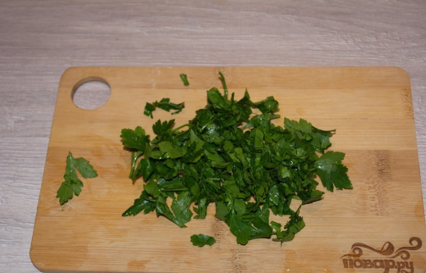 1. Этап. Салат из редьки: 5. Зелень измельчите меленько.