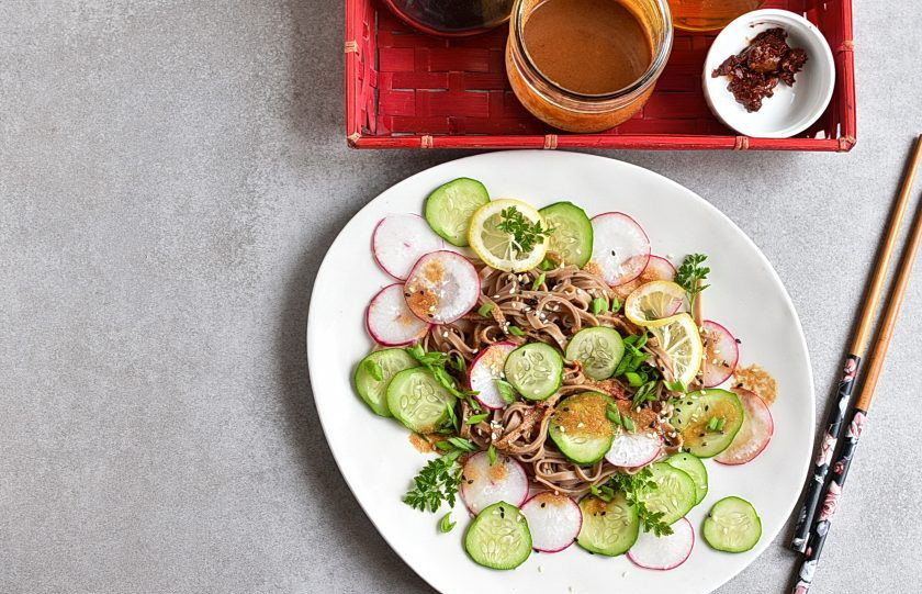 1. Этап. Гречневая лапша: Подавайте гречневую лапшу сразу, дополнительно подав соус и острую перечную пасту, чтобы можно было добавить по вкусу.