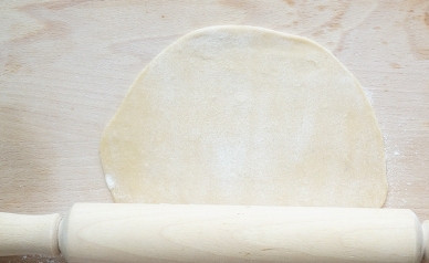 1. Этап. Постные равиоли: Отрезаем кусочек теста, раскатываем его в тонкий пласт толщиной 2-3 мм.