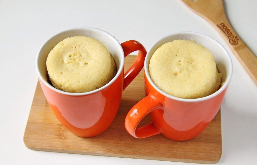 1. Этап. Кулич в микроволновке: Время приготовления будет зависеть от мощности микроволновки и от размера формочек. Объем кружек у меня 300 мл. Готовность можно проверить деревянной шпажкой или спичкой.