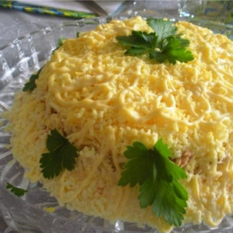 Слоеный салат с рыбными консервами