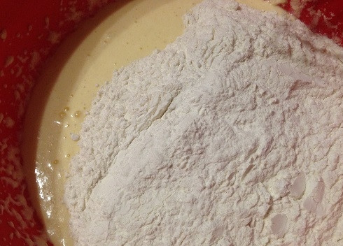 1. Этап. Кекс с клюквой и цукатами Новогодний: Добавляем муку, смешанную с разрыхлителем, и тщательно перемешаем.