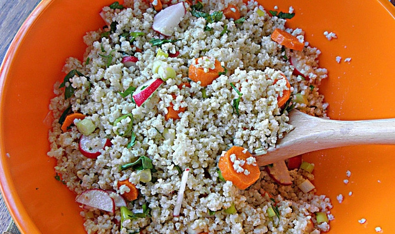 1. Этап. Салат из пшенной каши: 3. Для заправки смешаем уксус, масло и специи. Заливаем этим соусом салат, перемешиваем.