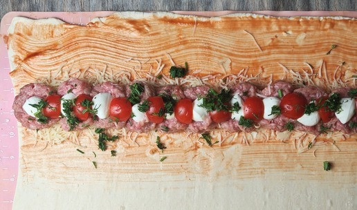 1. Этап. Пирог с тефтелями и сыром: Помидоры черри помыть, разрезать на четвертинки. Разложить их между моцареллой. Посыпать, мелко нарезанными укропом.