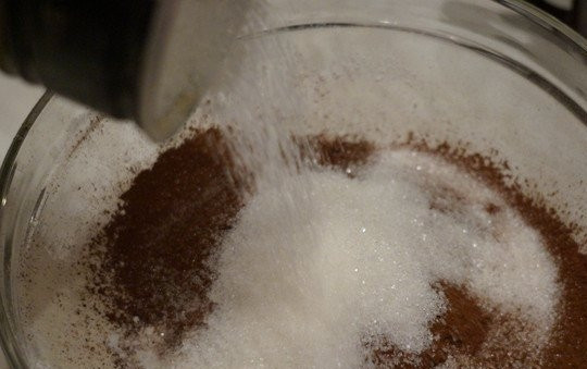 1. Этап. Моментальный шоколадный торт: 5. И сахар. Все сухие ингредиенты хорошо перемешайте до однородности.