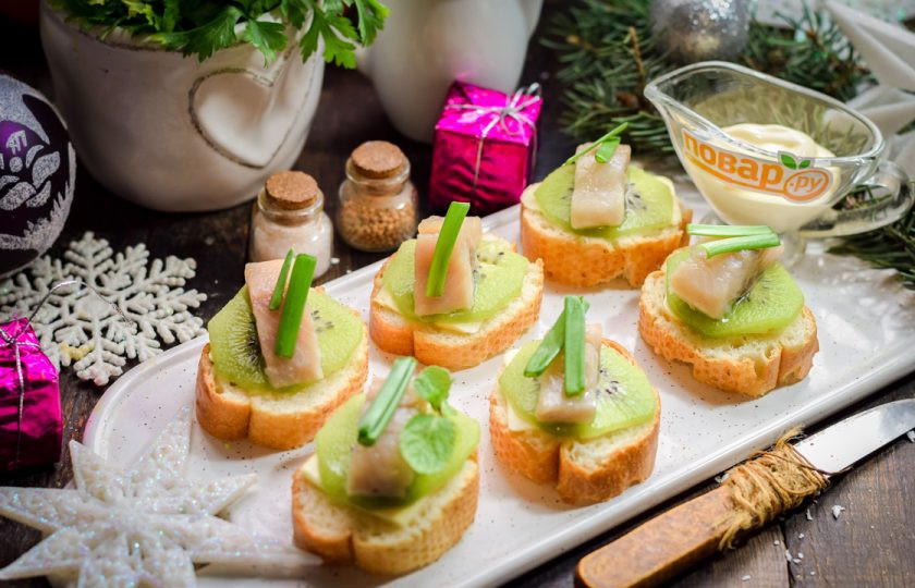 1. Этап. Бутерброды с селедкой и киви: Приятного аппетита!