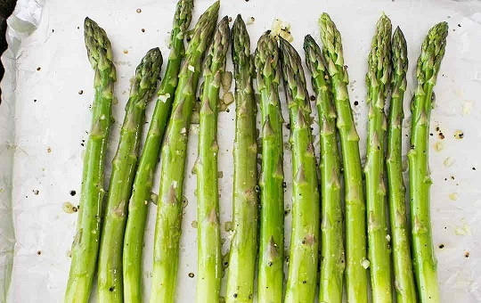 1. Этап. Запеченная спаржа на скорую руку: 2. Противень застелите пергаментом и выложите спаржу. Полейте оливковым маслом. Посолите, поперчите по вкусу, добавьте пропущенный через пресс чеснок. Отправьте противень в духовку.