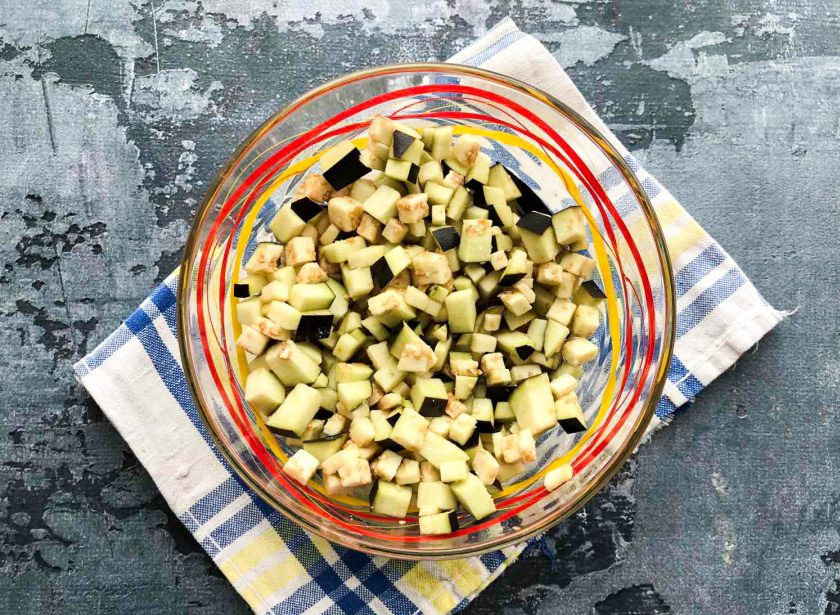 1. Этап. Овощное рагу с капустой и фасолью: Баклажан помойте, нарежьте небольшими кубиками, посолите и оставьте на 20 минут.