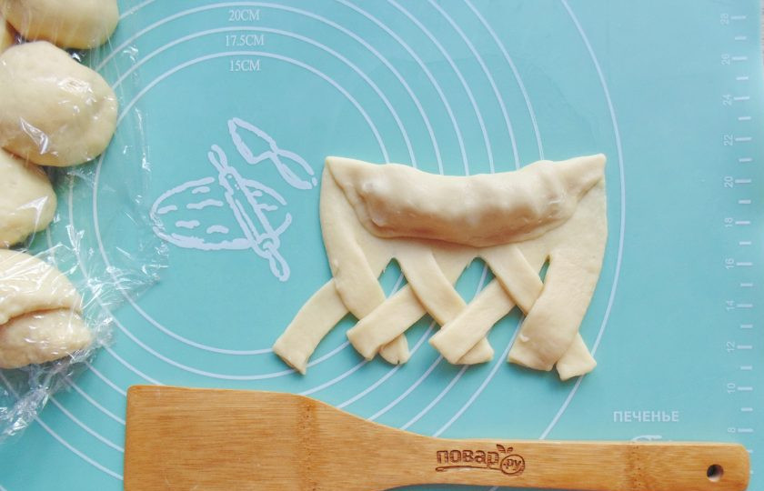 1. Этап. Булочки с яблоками и изюмом в духовке: Накройте начинку тестом и тщательно пальцами прижмите края.