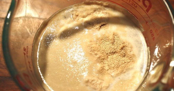 1. Этап. Пицца гавайская с ананасами: В теплой воде разведите пакетик сухих дрожжей.