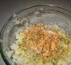 1. Этап. Котлеты из цветной капусты: Добавляем в капустное пюре специи, два яйца, соль и панировочные сухари.