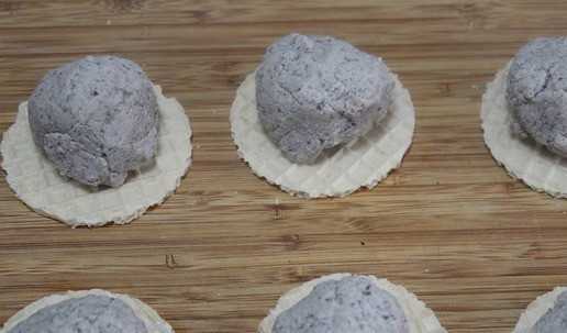 1. Этап. Биточки из индейки с грибами: Масса мягкая и однородная. Сделать 6 шариков. Из коржей вырезать 12 кругов. Выложить на 6 коржей фарш