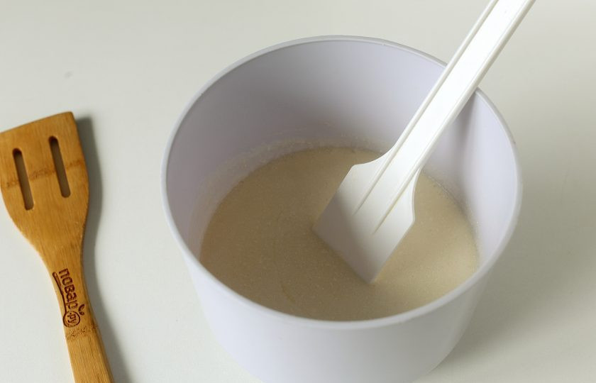 1. Этап. Бабушкин манник на кефире: Влейте кефир, соду и все перемешайте.