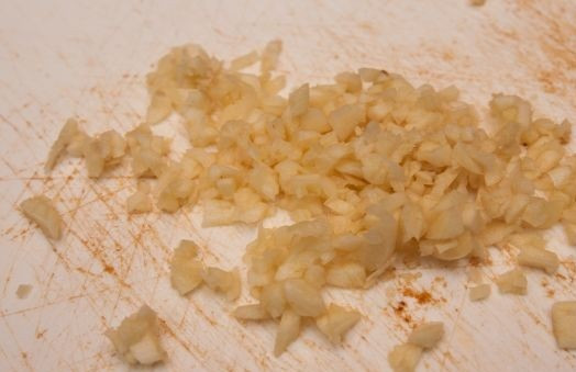 1. Этап. Салат Восторг: 8. Чеснок очистить и нарезать мелко (можно выдавить через пресс).