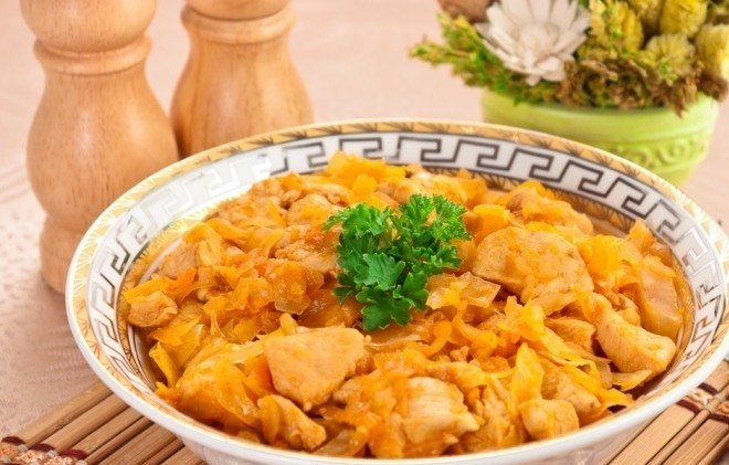 1. Этап. Капуста кислая, тушенная с мясом: Подавайте блюдо горячим или холодным, украсив по желанию зеленью.