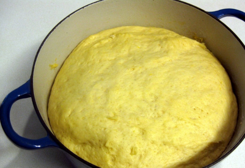 1. Этап. Сладкая творожная запеканка: 3. Тесто должно немного подняться. Обминаем его руками, а потом выкладываем его в форму и запекаем примерно полчаса при 200 градусах.