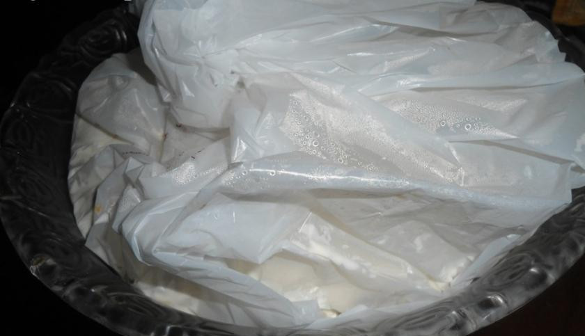 1. Этап. Торт с курагой: Торт полностью укрыть бумагой и убрать в холодильник на ночь.