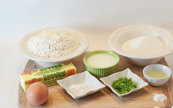 1. Этап. Печенье Маргарита с глазурью: 1. Сделать печенье. Разогреть духовку до 175 градусов и выстелить 2 противня пергаментной бумагой или силиконовыми ковриками. В небольшой миске смешать муку, разрыхлитель, соду и соль. В большой миске взбить сливочное масло и сахар вместе. Взбить с яйцом. Затем добавить сок и мелко тертую цедру лайма, молоко и текилу, если вы ее используете. Хорошо перемешать. Добавить половину мучной смеси и перемешать. Затем добавить оставшуюся часть муки и размешать до получения однородной консистенции.