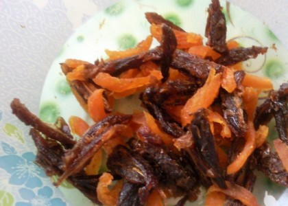 1. Этап. Салат из баранины: Теперь промываем сухофрукты и заливаем их кипятком на 10 минут. После этого выкладываем финики и курагу на бумажное полотенце, обтираем их, удаляем косточки и нарезаем сухофрукты соломкой.