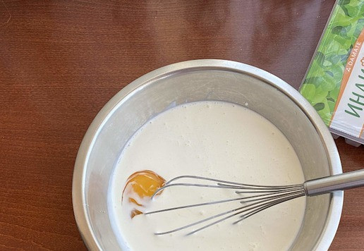 1. Этап. Запеканка с брокколи и индейкой: Сливки смешайте с яйцами, добавив соль и перец по вкусу.