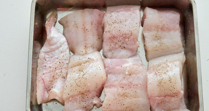 1. Этап. Треска, обжаренная на сковороде с черри: 1. Вымойте и нарежьте треску небольшими кусочками. Посолите каждый и поперчите с двух сторон.