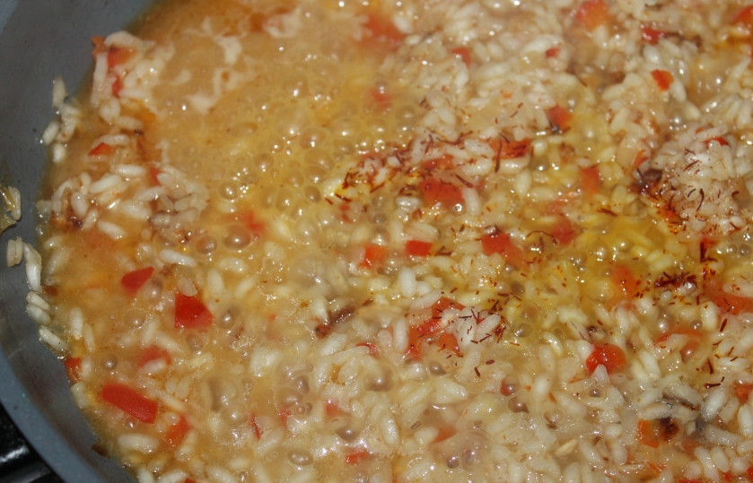 1. Этап. Паэлья маринара: Теперь заливаю рис бульоном. Так, чтоб только прикрыть рис. Дальше бульон необходимо добавлять по мере выкипания его и впитывания в рис. Туда же отправила рыльца шафрана, они придадут красивый цвет паэлье