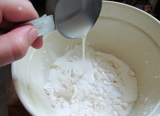 1. Этап. Печенье за 15 минут: 2. Добавьте холодное сливочное масло и ножом смешайте его с сухими ингредиентами. Влейте в мисочку сливки или молоко.