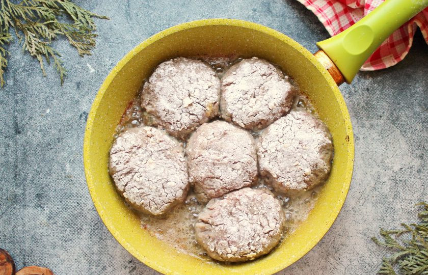 1. Этап. Котлеты из глухаря: Влажными руками сформируйте круглые котлетки и запанируйте в муке. В сковороду налейте растительное масло и разогрейте на среднем огне. Положите котлеты в один ряд на небольшом расстоянии.