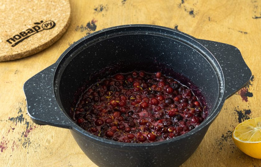 1. Этап. Варенье из замороженных ягод: Добавьте лимонный сок и цедру. Перемешайте. Проварите еще 1 минуту и снимайте с плиты.