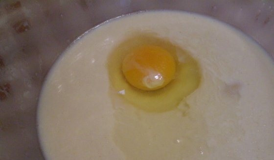 1. Этап. Булочка Улитка с маком: Тщательно перемешайте все ингредиенты, пока не растворятся сахар и дрожжи. Затем вбейте к ним сырое куриное яйцо и взбейте все до однородности при помощи вилки или венчика.