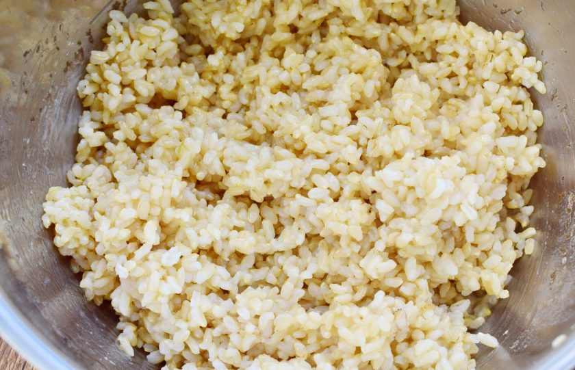 1. Этап. Курица, запеченная в ткемали: Рис промойте, залейте подсоленной водой (1:2), доведите до кипения, накройте крышкой, на медленном огне отварите до готовности.