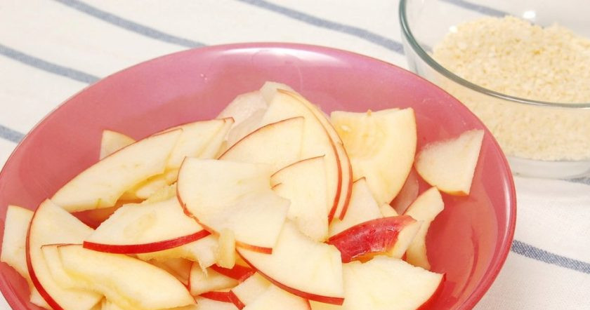 1. Этап. Яблоки и груши в слоеном тесте: Сделайте начинку. Яблоки и грушу нарежьте тонкими ломтиками. Измельчите очищенный миндаль.