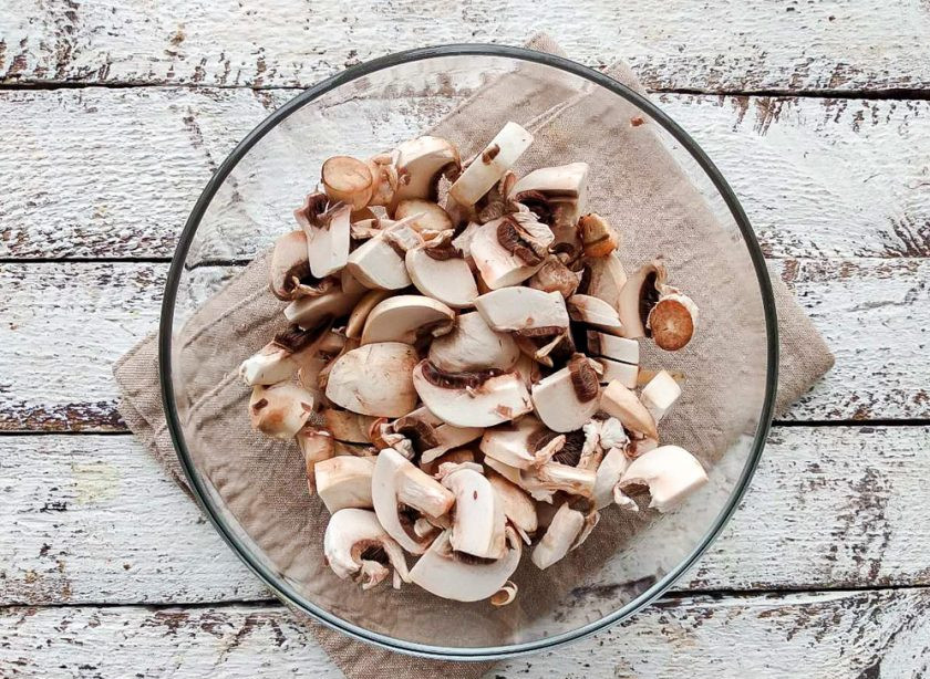 1. Этап. Пшенная каша с грибами: Шампиньоны хорошо промойте под проточной водой, обсушите бумажными полотенцами и нарежьте ломтиками.