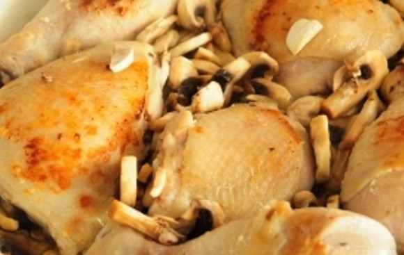 1. Этап. Курица по-английски: Выкладываем в сковороду нарезанные шампиньоны и жарим вместе с курицей еще 3-5 минут.