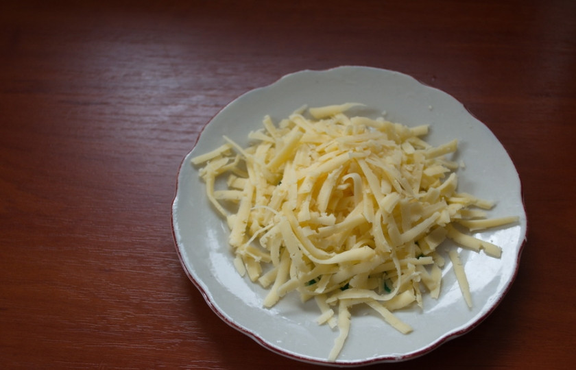 1. Этап. Закуска из ветчины и сыра: Натрите на терке твердый сыр. Соедините все продукты и заправьте майонезом.