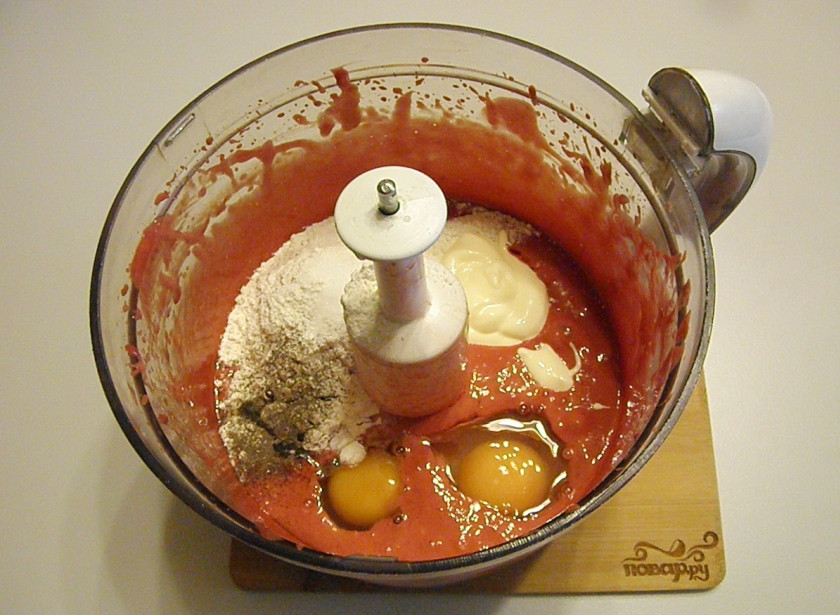 1. Этап. Печеночный торт из куриной печени: Добавляем 2 ст.л сметаны, 2 яйца, соль, перец черный молотый и половину стакана муки. Снова включаем блендер.