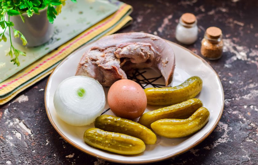 1. Этап. Салат с языком и маринованным луком: Подготовьте ингредиенты. Заранее отварите свиной язык.