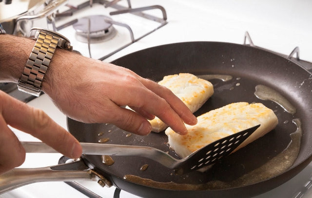 1. Этап. Тушеная треска с брокколи: Поставьте кастрюльку с водой для вермишели на огонь. Пока вода закипает, рыбу обсушите и обваляйте в крахмале. Обжарьте ее на разогретой сковороде в небольшом количестве масла с одной стороны сначала (4 минуты), потом с другой - 1 минуту. Треску обжаренную пока отложите.