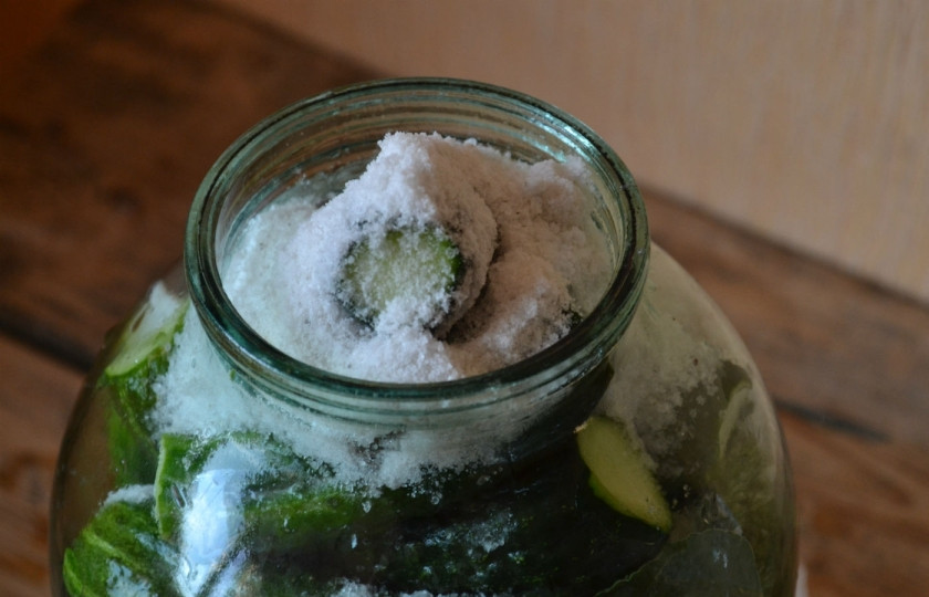 1. Этап. Кислые огурчики на зиму: Кончики огурчиков обрежьте. Огурцы сложите в банку как можно плотнее. Нижний ряд огурцов обязательно ставьте стоя, а верхние ряды могут быть и горизонтальными. Также порежьте чеснок и положите в банку.